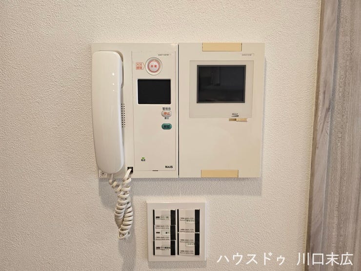 モニター付きのインターホンを備えており、訪問者の顔を室内から確認できます。防犯面での安心感を高め、毎日の暮らしを安全にサポートする設備です。