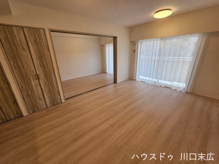 洋室との間の引き戸を開放することで、より一体感のある空間として活用できる設計です。家族のライフスタイルに合わせたレイアウト変更が可能です。