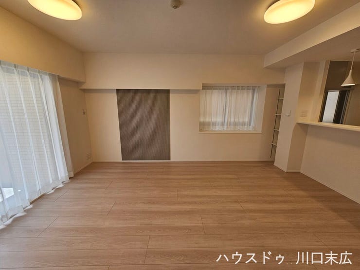 木目調のフローリングが落ち着いた雰囲気を演出するリビングスペース。壁面にはアクセントクロスが施されており、インテリアの引き立て役となります。