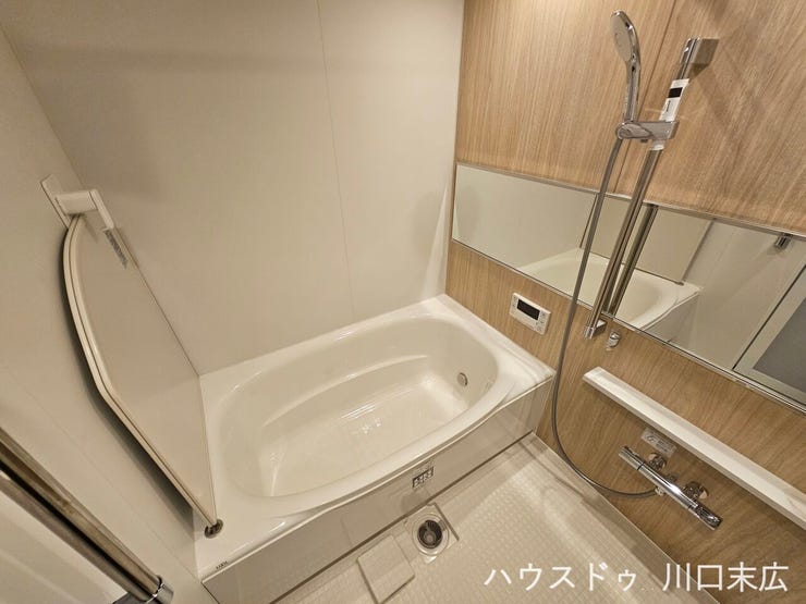 木目調のパネルがリラックスタイムを演出するバスルーム。お手入れのしやすい形状のバスタブを備え、毎日の入浴を心地よくサポートするくつろぎの空間です。