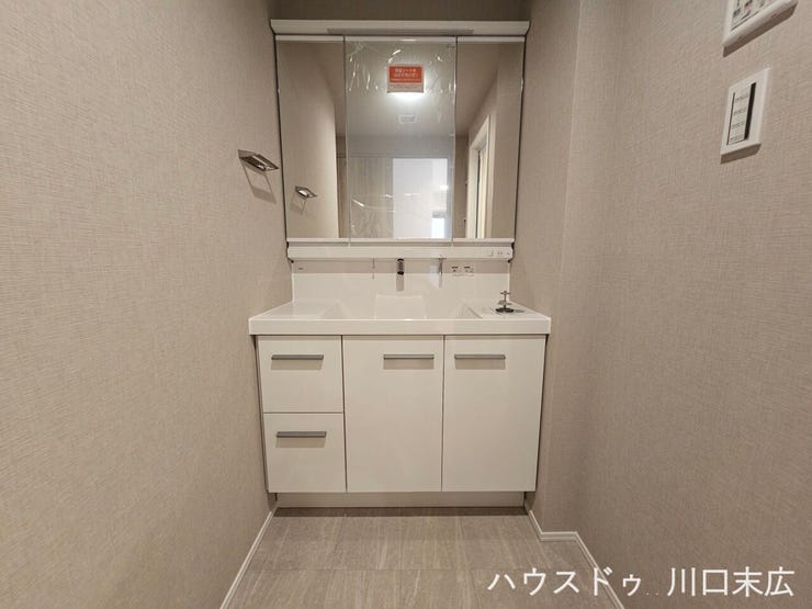 身支度に便利な三面鏡付きの洗面化粧台。鏡の裏側には小物類をすっきりと収められる収納スペースを備え、洗面周りを清潔に保つことができます。
