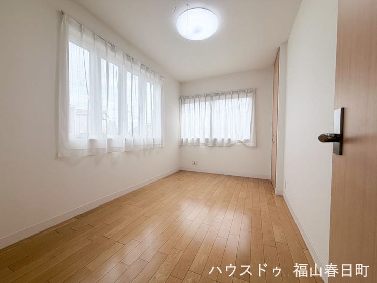 奥には明るい空間の洋室