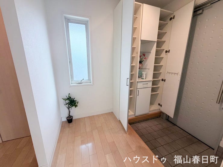 大容量の玄関収納を備えた、明るくすっきりとした玄関です。靴や外出用品をまとめて収納でき、玄関まわりをきれいに保ちやすい設計。ゆとりのある土間スペースで、毎日の出入りもスムーズです。