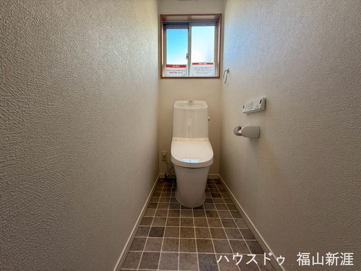 温水洗浄便座付きのトイレ。窓が設けられているため、自然換気がしやすいのも嬉しいポイントです。