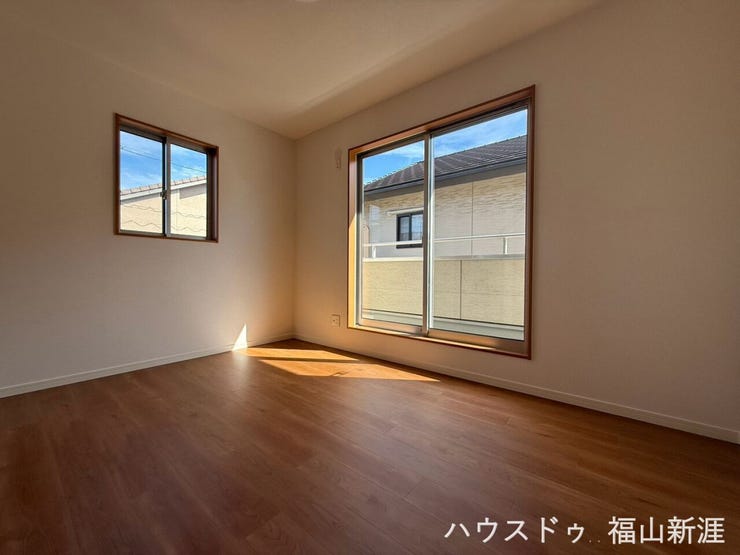 約6帖の洋室。2面に窓が設けられており、明るさを感じられる居室です。主寝室としてもおすすめです。