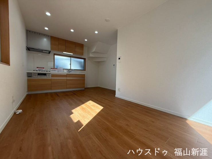 約10.5帖のLDK。家族との会話を楽しみながら、ゆったりとくつろげる空間です。