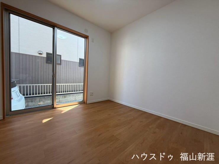 約4.5帖の洋室。LDKに隣接しており、寝室や仕事部屋などライフスタイルに合わせて活用できます。