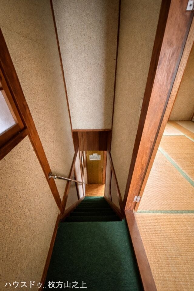階段には手すりがついています
