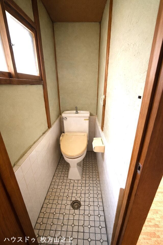 掃除のしやすいタイル床のトイレ