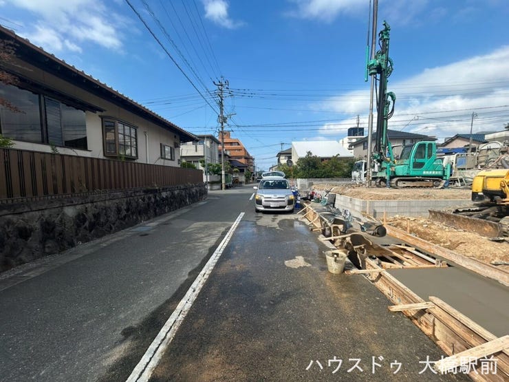 前面道路は交通量が少なく、小さなお子様がいるご家庭でも安心の穏やかな住環境です。静かで落ち着いた立地に加え、毎日の暮らしを心地よく過ごせる充実の設備や十分な収納スペースが整った快適な住まいです。