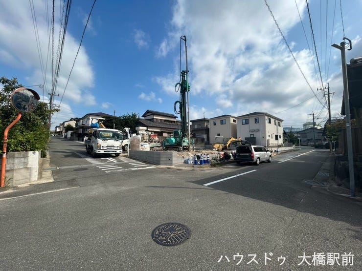 前面道路は交通量が少なく、小さなお子様がいるご家庭でも安心の穏やかな住環境です。静かで落ち着いた立地に加え、毎日の暮らしを心地よく過ごせる充実の設備や十分な収納スペースが整った快適な住まいです。