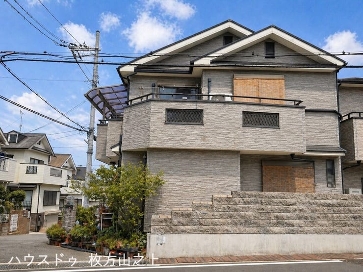 開放感あふれる角地に建つ、存在感のある邸宅です。