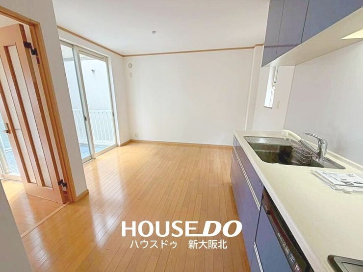 【外観】
■吹抜けテラスから自然光が差し込む、明るく心地よいリビング!
■壁付きのキッチンは食器棚などの家具を配置する場所が選べるので、お客様に合わせたレイアウトにできます!