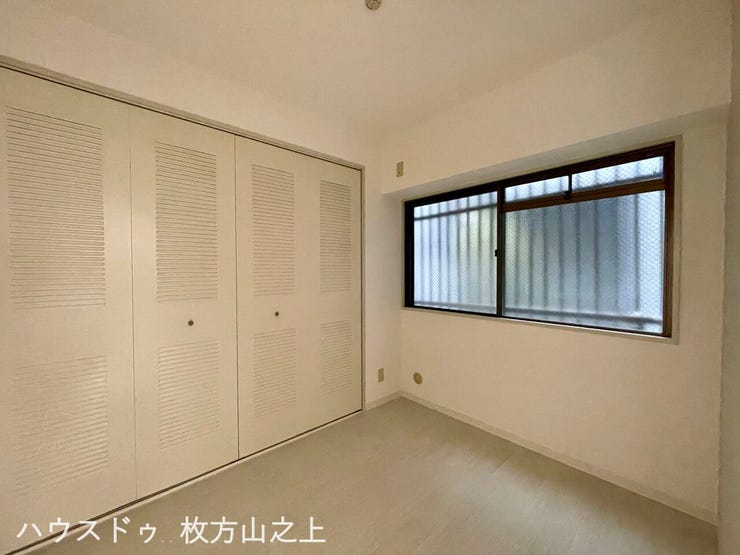 衣類や荷物もすっきり片付く収納付き洋室