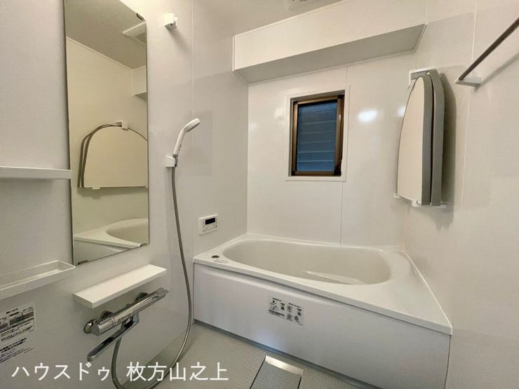 窓付きで換気しやすい明るい浴室