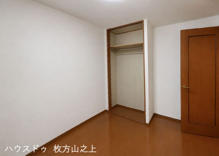 収納付きで使い勝手の良い洋室です。