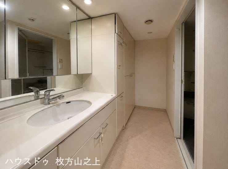 ゆとりある広さの洗面室です。