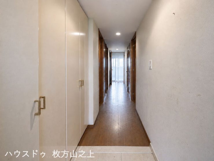 収納を備えたすっきりとした玄関です。