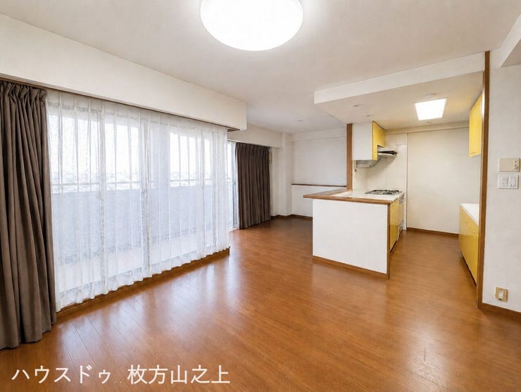 大きな窓から陽光が差し込む明るいLDKです。