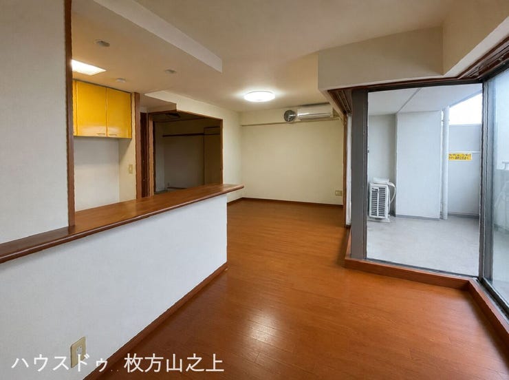 対面キッチンを備えた開放感あるLDKです。