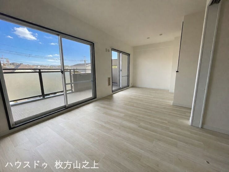 ワイドサッシが明るさを演出するLDKです。