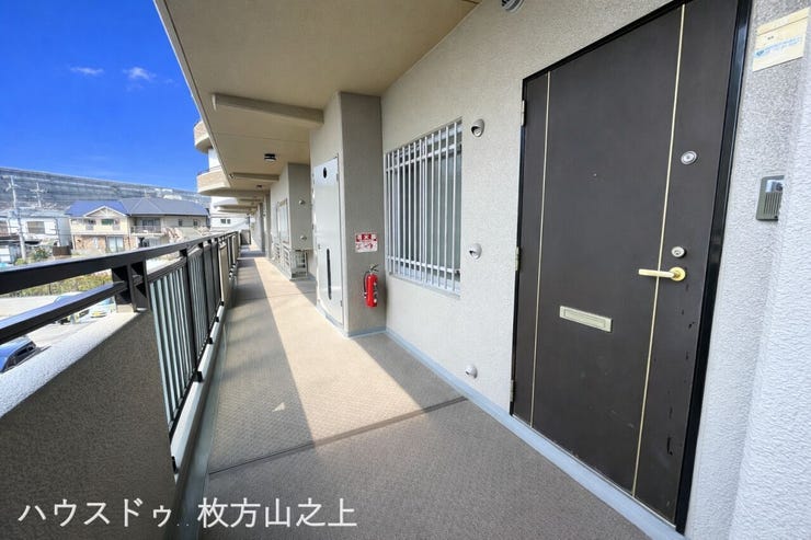 明るく開放的な共用廊下です。