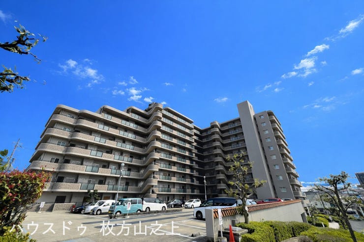 【外観】
重厚感のある外観が街並みに映える大規模マンション。ゆとりある敷地が魅力です。