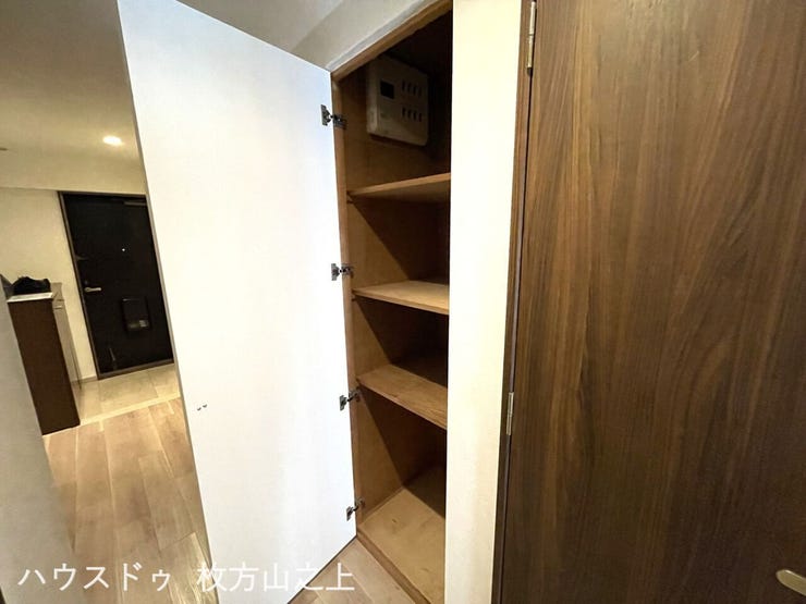 動棚付きで使い勝手の良い収納です。