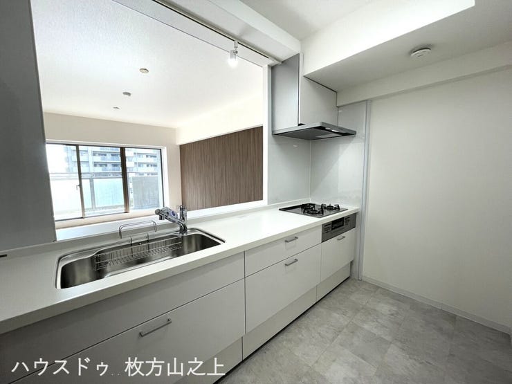 作業しやすいシステムキッチン。三口コンロ付きで料理も快適です。