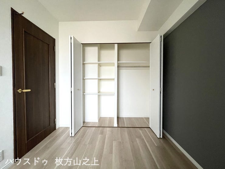 収納力のあるクローゼットを備えた洋室です。
