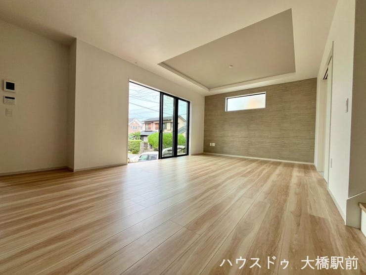 明るく開放感のあるLDKは、家族みんながゆったり過ごせる心地よい空間。家具の配置も楽しめそうです♪