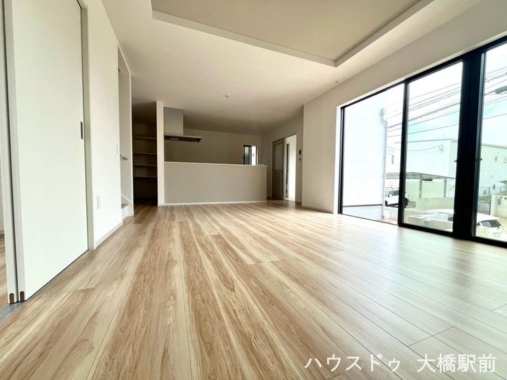 【リビング】
家族が自然と集まる住まいの中心、ゆとりあるLDK。食事や団らんなど、家族との大切な時間を楽しめる空間です♪