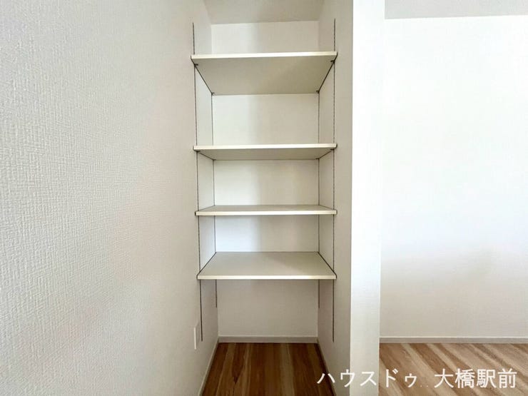 食料品のストックや調理家電をすっきりと収納できる便利なパントリー。買い置きがかさばっても余裕で収まり、キッチンまわりをいつでも綺麗に保てます。