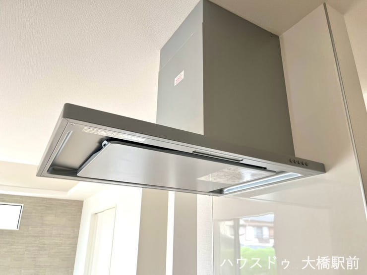油汚れもサッと拭き取れる素材で、面倒な換気扇掃除の負担を軽減します。スタイリッシュなデザインで、キッチンをすっきりと見せます。