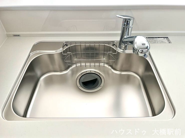 ゆったりとした広さがあり、大きなお鍋やフライパンもスムーズに洗い流せる使い勝手の良いシンクです。調理スペースを広く確保できるため、毎日の家事効率もアップします。