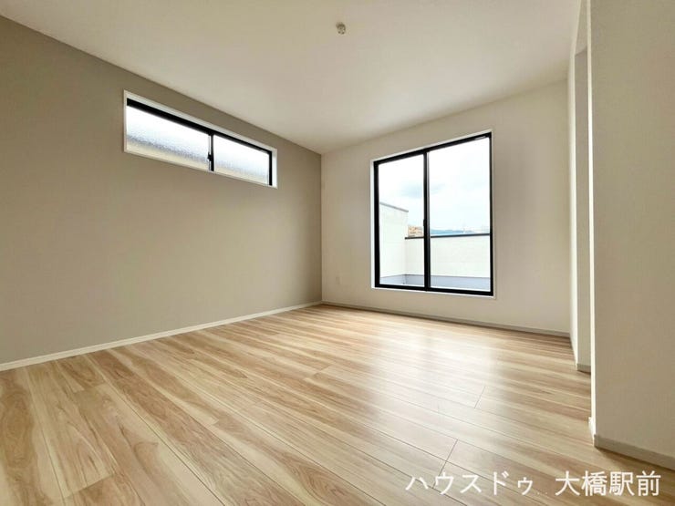 お部屋のアクセントになるデザインクロスを取り入れることで、空間全体がぐっと洗練された印象に仕上がります。