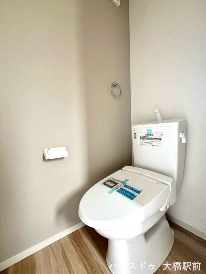 毎日使う快適な温水洗浄便座付きトイレは、清潔感と使いやすさが嬉しいポイント。落ち着いた空間で快適に利用できる設備です♪