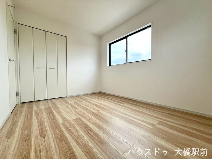 各居室に収納スペースをしっかりと完備し、お部屋をすっきりと広く使える洋室です。大きな窓からたっぷり採光が取れるため、日中も明るく心地よいプライベート空間が広がります。