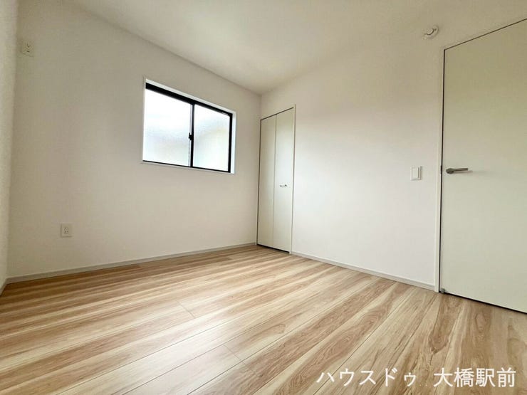 2面採光の明るいお部屋で、心地よい自然光と爽やかな風を感じられる開放的な空間です。毎日の暮らしを快適に彩る、陽当り良好で居心地の良い住まいを実現しました。