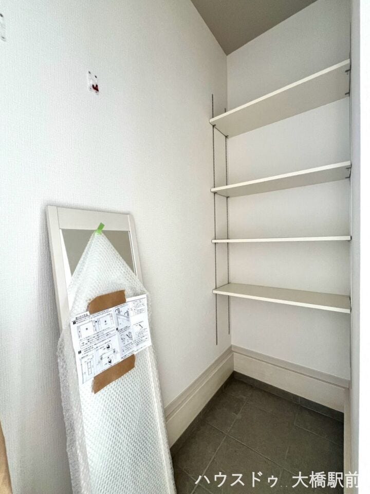 玄関には便利なSICを完備。家族みんなの靴はもちろん、ベビーカーやアウトドア用品などもまとめて収納できます♪