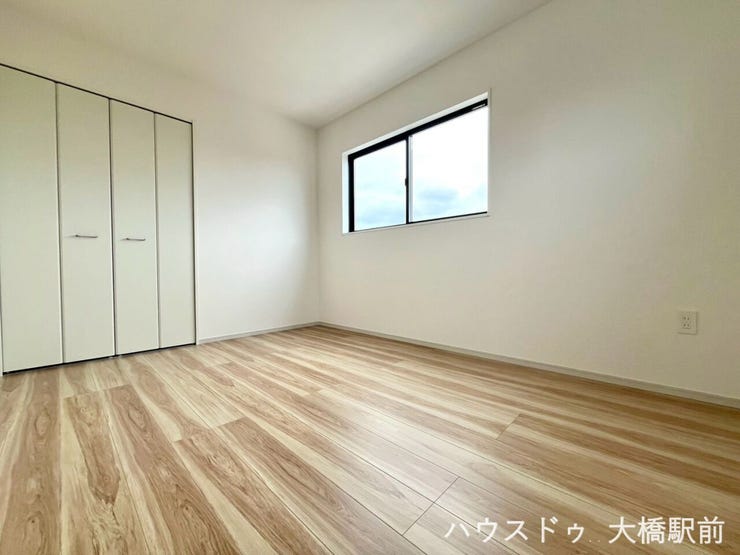 ベッドや家具を配置してもゆとりを持ちやすい洋室。毎日の睡眠を大切にできる、落ち着いた空間となっています。