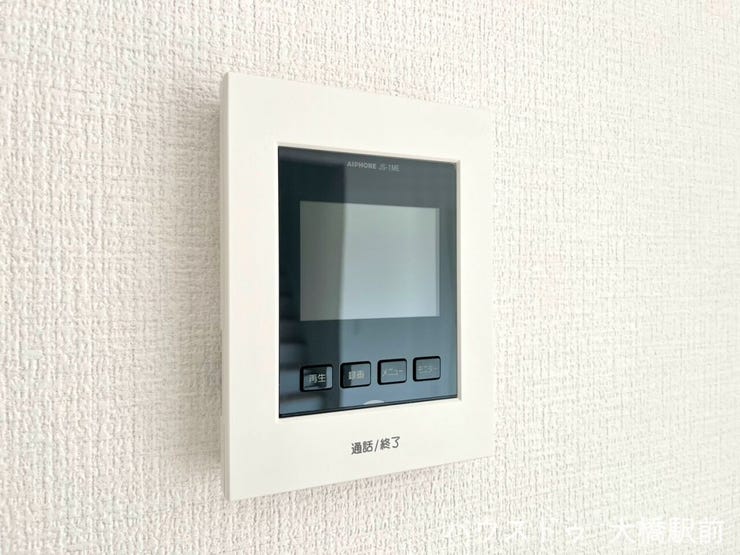 来訪者を室内から確認できるTVモニター付きインターホン。突然の訪問でも相手を確認してから対応できるのが嬉しいポイントです。