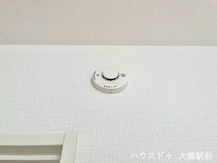 最新の火災報知器は、優れた感度で煙や熱を素早く感知し、大音量と音声でいち早く危険をお知らせします。コンパクトでインテリアに馴染むデザインも魅力。