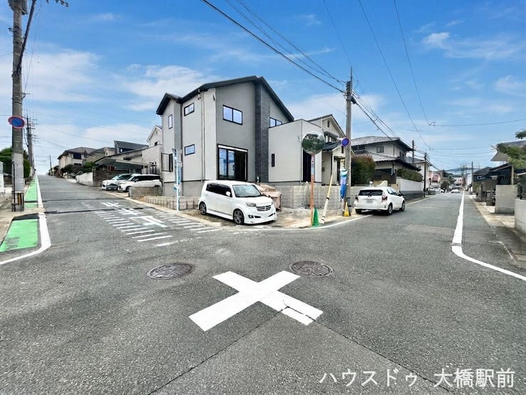 前面道路は約6m。
カースペースは停めやすい並列駐車2台付き。
ご夫婦で1台ずつお車を所有できます^^