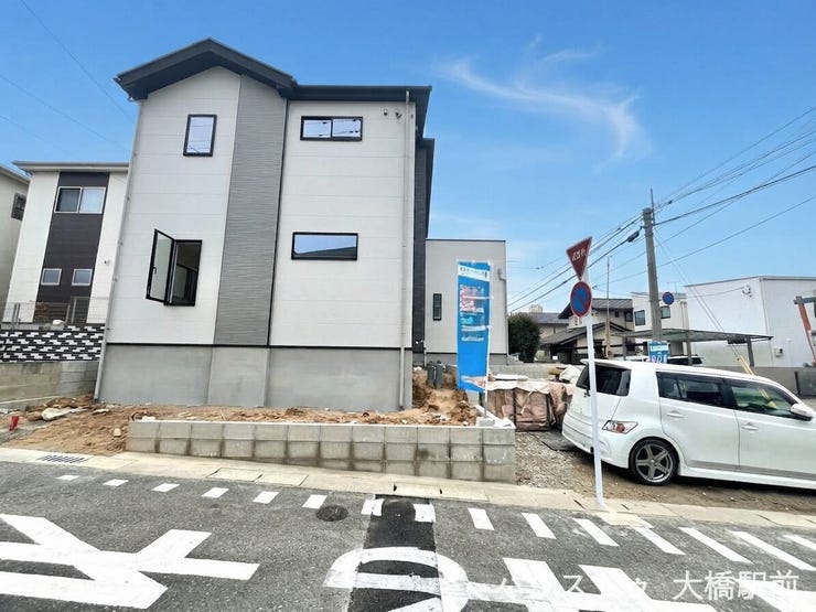 道路側から見た外観の様子をご紹介。シンプルで落ち着いたデザインが、住まいに上品な印象を与えています。