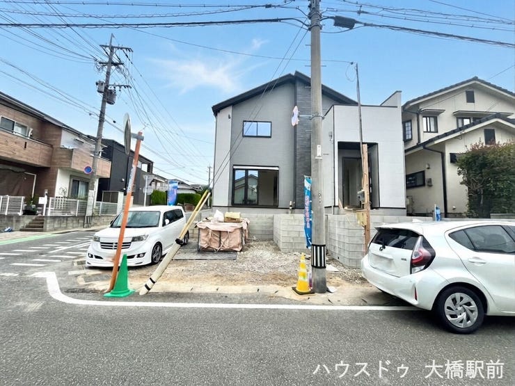 カースペースは停めやすい並列駐車2台付き。
ご夫婦で1台ずつお車を所有できます^^
前面道路は約6m。