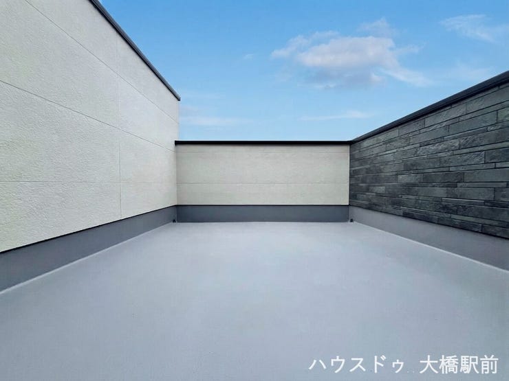 洗濯物を干すのはもちろん、外の空気を感じながらリフレッシュできるバルコニー。日々の暮らしに便利な空間です♪