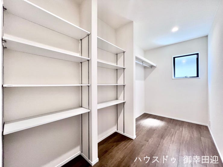 ■高さ調整が可能な可動棚を採用した大容量パントリー■食品のストックはもちろん、ルーターなどの通信機器をまとめるスペースとしても活用でき、生活空間をスッキリ保てます。