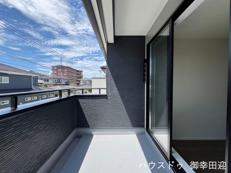 ■空の下の開放的な特等席■日光浴や読書、外の空気を感じながらリフレッシュ。暮らしを豊かにする、もう一つの心地よい空間です。