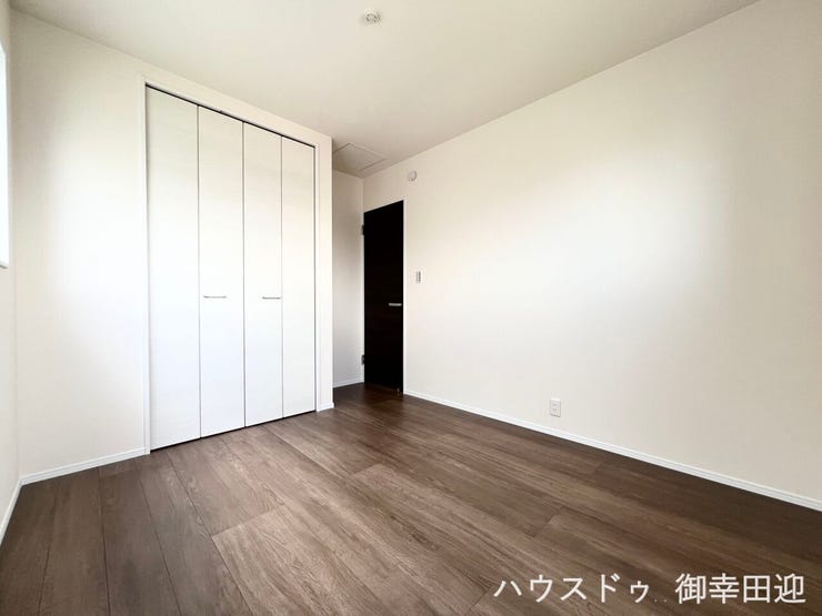 ■2階5.3帖洋室■寝室、書斎、趣味の部屋。家族の成長やライフスタイルに合わせ、様々な使い方ができる快適な空間です。